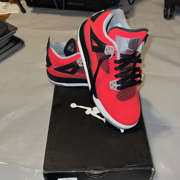 Air Jordan Retro 4 (Gradeschool) - Picture 9 of 9